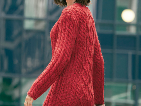 Roter Longpulli mit Aranmustern