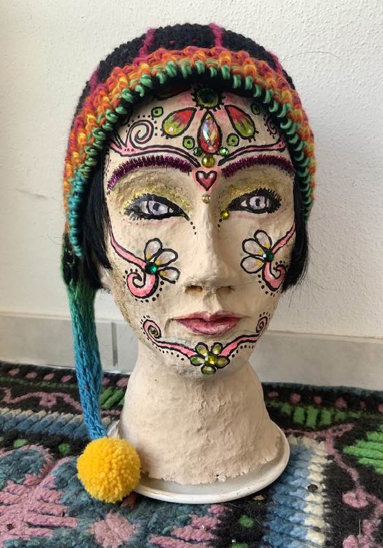 Mützen+ Perückenkopf aus Klopapier - Bild 3