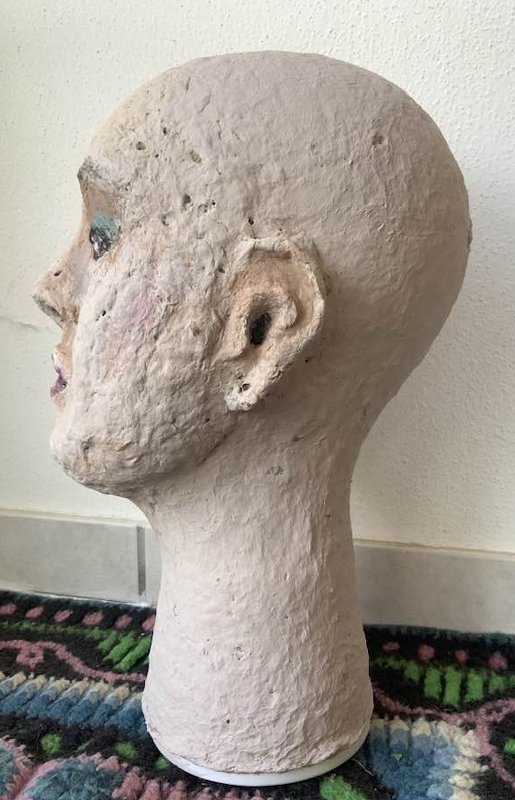 Mützen+ Perückenkopf aus Klopapier