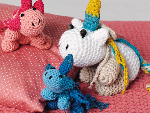 Drei Einhörner in verschiedenen Größen und Farben