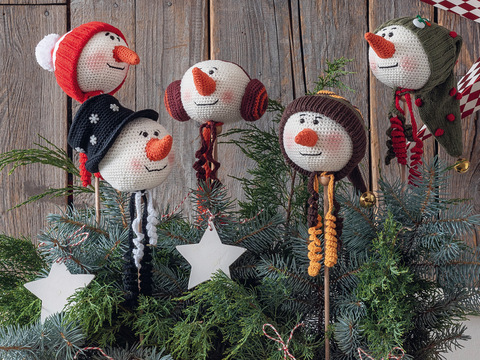 Gestrickte Schneemannstecker-Bande als Baumschmuck