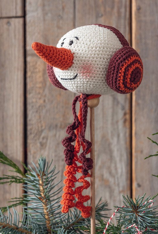 Gestrickte Schneemannstecker-Bande als Baumschmuck - Crochet