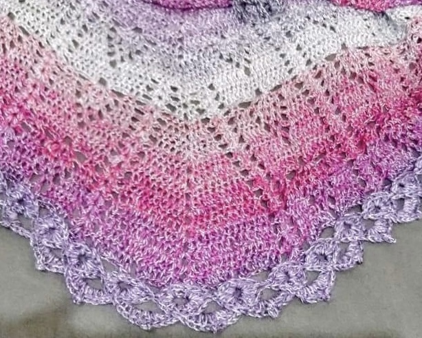 Gehäkeltes Dreieckstuch mit Farbverlauf von Weiß über Rosa zu Violett, Detail des Lochmusters und gezackten Randes