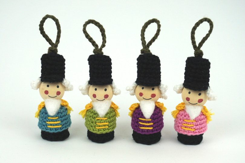 Weihnachtsbaumanhänger Nussknacker Häkelanleitung