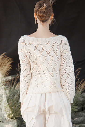 Weißer Pulli mit Ajourmuster