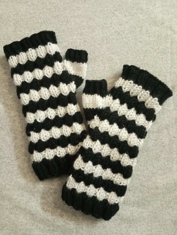 Strickanleitung für Handstulpen und Cowl im Wednesday-Stil - Bild 5