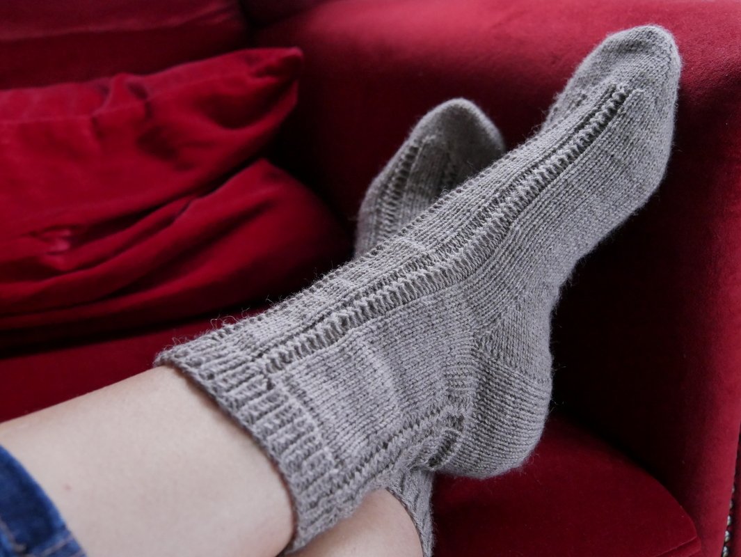 "Raymond" Socken - Strickanleitung für Socken mit Zopfmuster