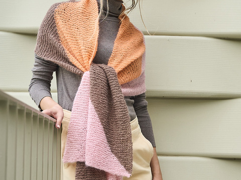 Dreifarbiger Schal in Intarsientechnik