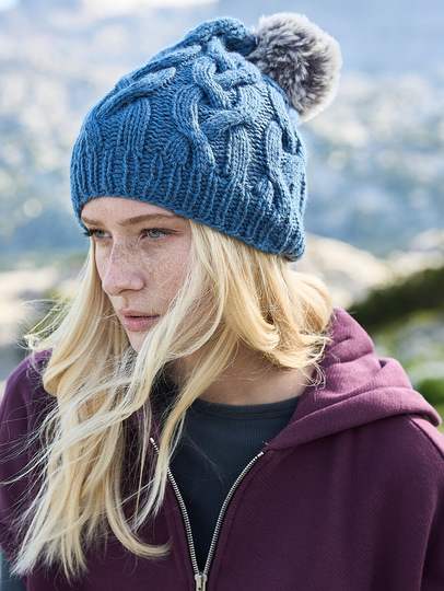 Mütze mit Pompon in Taubenblau