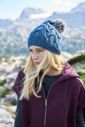 Mütze mit Pompon in Taubenblau