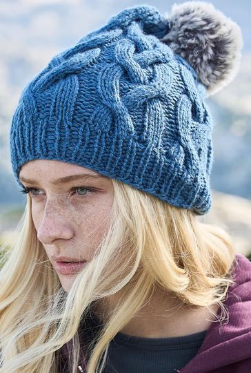 Mütze mit Pompon in Taubenblau
