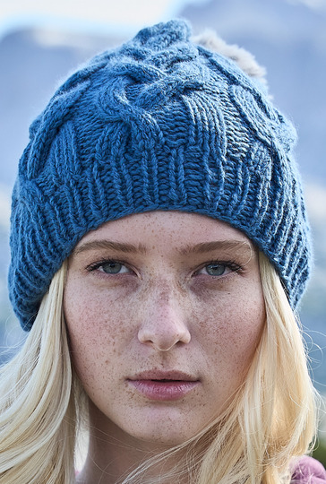 Mütze mit Pompon in Taubenblau