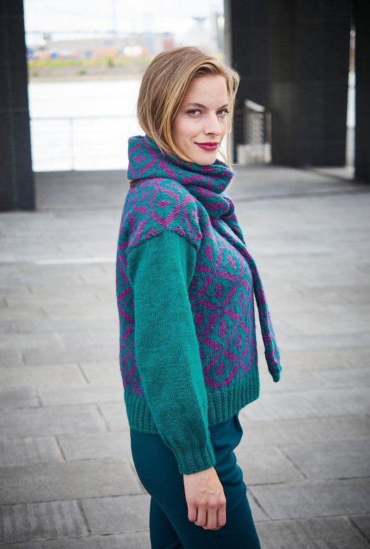 Jacquardpulli mit Schal in Grün und Erika - Bild 4