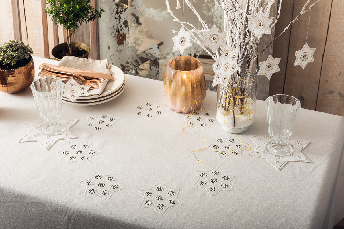 Mit Sternen bestickte Tischdecke, Sternenuntersetzer und -anhänger sowie Stulpen
