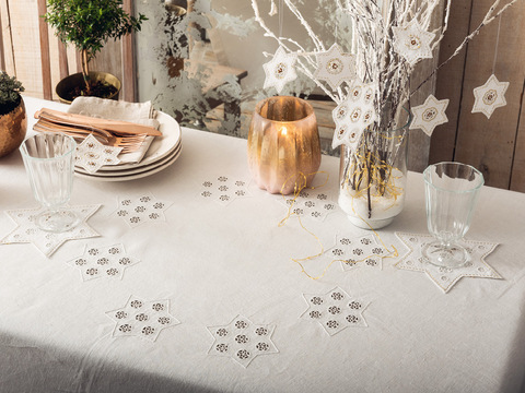 Mit Sternen bestickte Tischdecke, Sternenuntersetzer und -anhänger sowie Stulpen