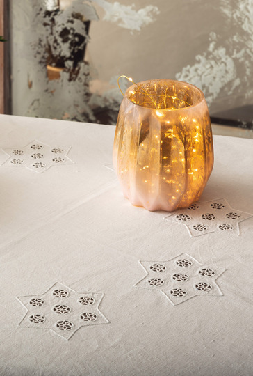 Mit Sternen bestickte Tischdecke, Sternenuntersetzer und -anhänger sowie Stulpen