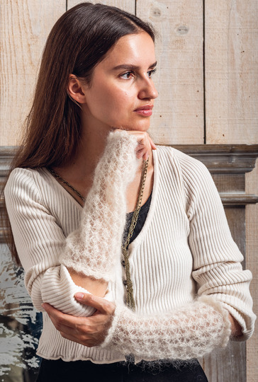 Mit Sternen bestickte Tischdecke, Sternenuntersetzer und -anhänger sowie Stulpen