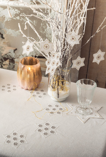 Mit Sternen bestickte Tischdecke, Sternenuntersetzer und -anhänger sowie Stulpen