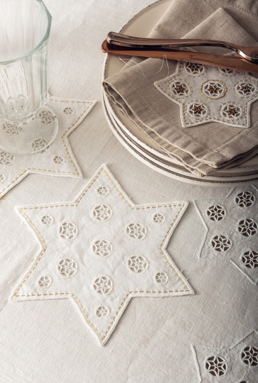 Mit Sternen bestickte Tischdecke, Sternenuntersetzer und -anhänger sowie Stulpen