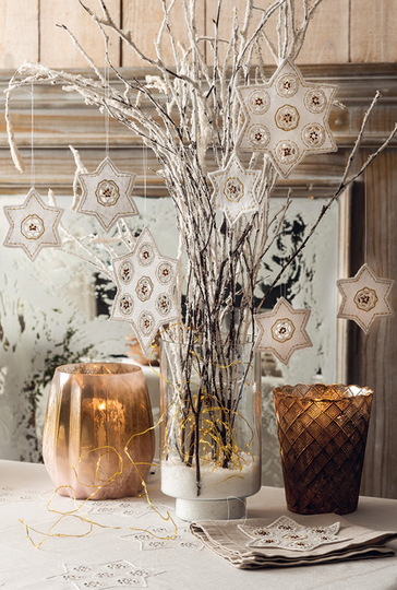 Mit Sternen bestickte Tischdecke, Sternenuntersetzer und -anhänger sowie Stulpen