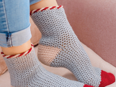 Gehäkelte Socken im Dreifarben-Design Rot, Rosa und Grau