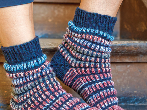 Gestrickte blau-bunte Socken mit Patentrippenmuster