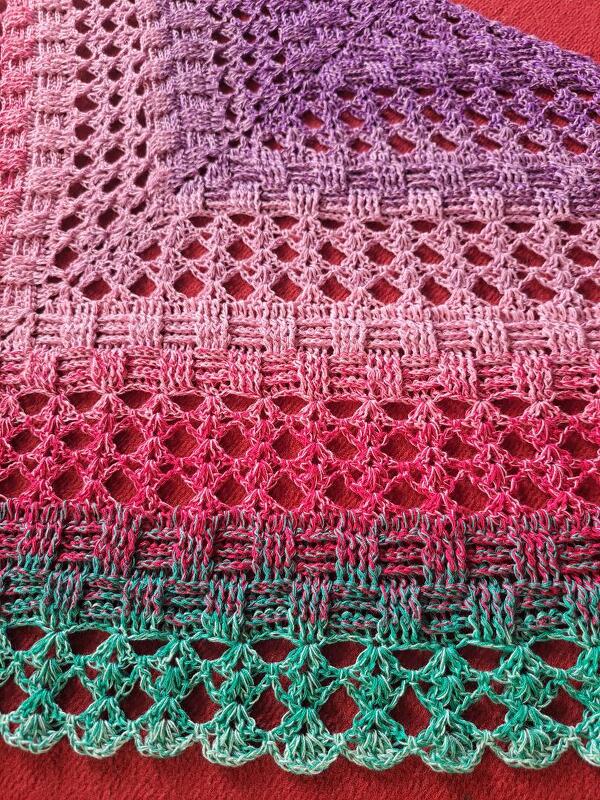 Gehäkeltes Dreieckstuch mit Farbverlauf von Lila über Pink zu Türkis, abwechselnde Loch- und Korbmuster