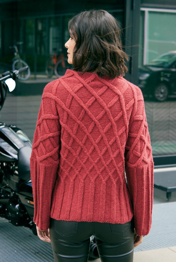 Roter Pulli mit Zopf-Rautenmuster