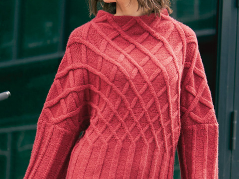 Roter Pulli mit Zopf-Rautenmuster