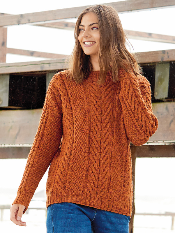 Musterpulli mit Schulterpasse in Kürbisbraun