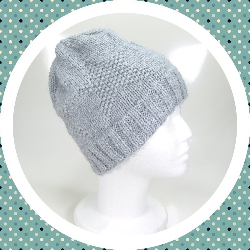 Hellgraue gestrickte Beanie mit Rippbündchen auf weißem Schaufensterkopf, Seitenansicht