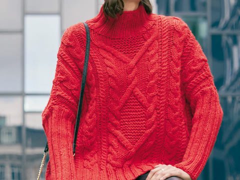 Roter Pullover mit Aranmuster und Mütze