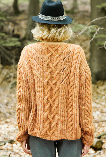 Apricotfarbener Oversizepulli im Mustermix