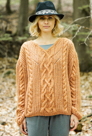 Apricotfarbener Oversizepulli im Mustermix