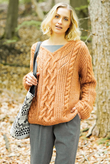 Apricotfarbener Oversizepulli im Mustermix