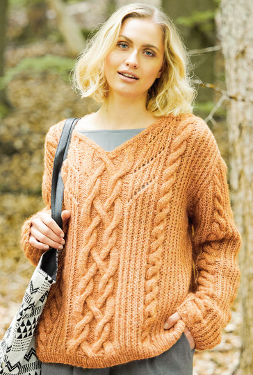 Apricotfarbener Oversizepulli im Mustermix