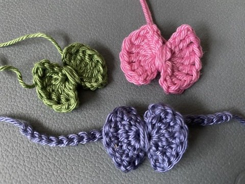 Schleife häkeln als Verzierung für Geschenke oder Häkeltiere ca. 3 x 3,5cm