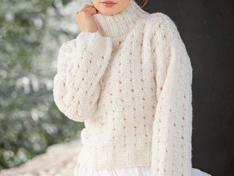 Weißer Pullover mit Flechtlochmuster