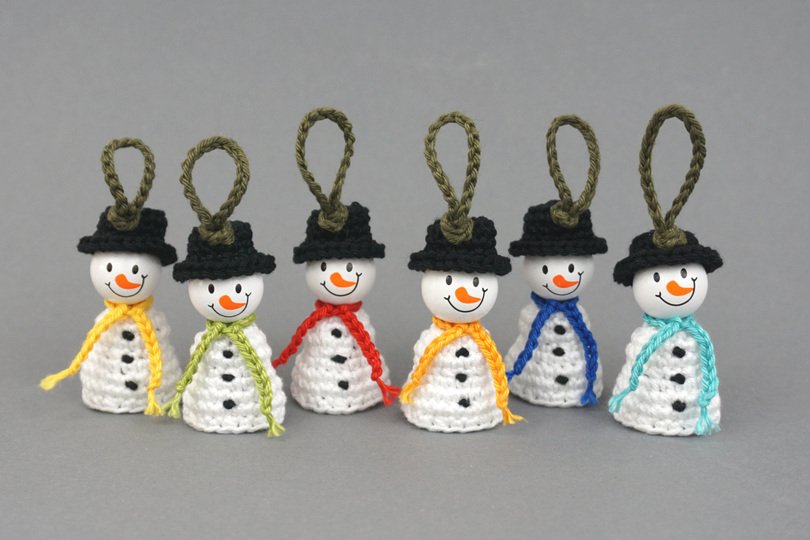 Weihnachtsbaumanhänger Schneemann Häkelanleitung