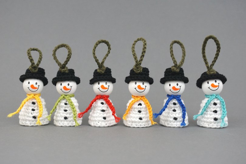 Weihnachtsbaumanhänger Schneemann Häkelanleitung