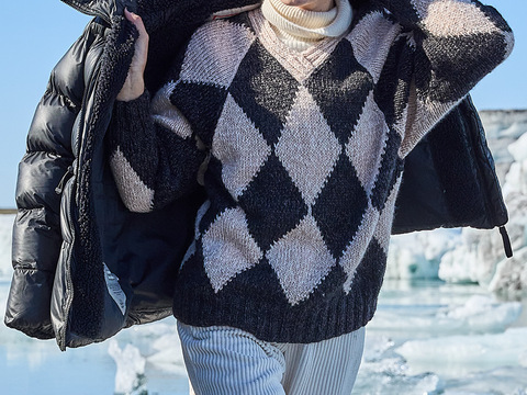 Rautenpulli in Beige und Schwarz