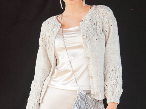 Weiße Raglanjacke mit Blattmuster