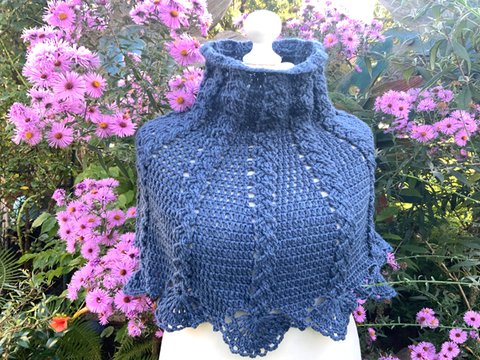 Gehäkelter Schulterschmeichler mit Zöpfen