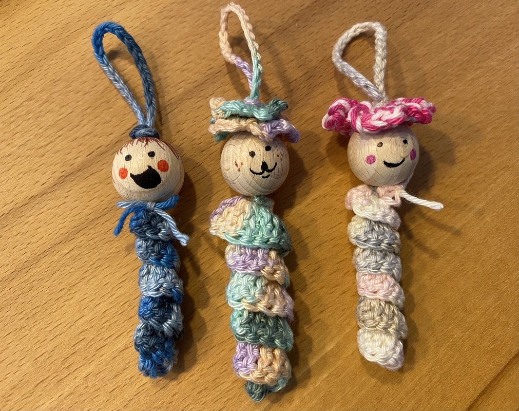 Sorgenwürmchen / Glückswürmchen häkeln mit oder ohne Blumenhut in 3 Größen