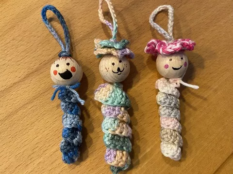 Sorgenwürmchen / Glückswürmchen häkeln mit oder ohne Blumenhut in 3 Größen