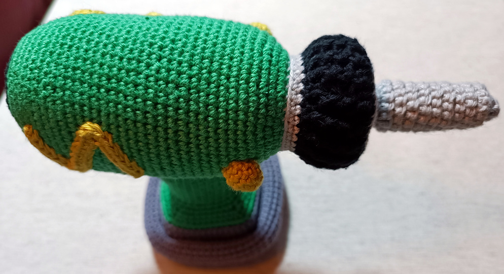 Akku-Bohrmaschine mit auswechselbaren Bohrern - Häkelanleitung