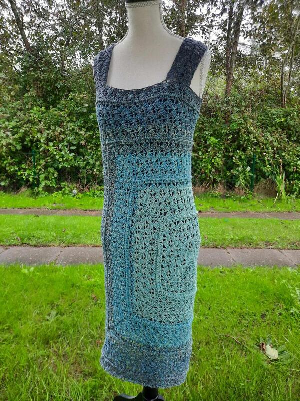 Gehäkeltes Damenkleid mit Quadrat-Ausschnitt und Farbverlauf auf Schneiderpuppe