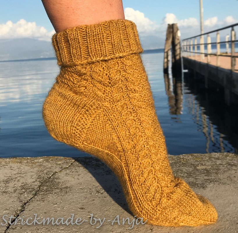 Detailaufnahme senfgelbe Zopfsocke mit Zopfmuster und Ferse