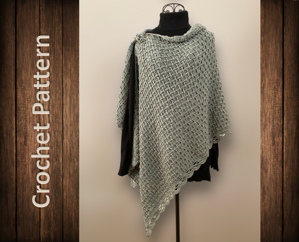 Gehäkelter Poncho in Salbeigrün auf einer Schneiderpuppe über einem schwarzen Rollkragenpullover; links auf einer Holzleiste der Schriftzug 'Crochet Pattern'.