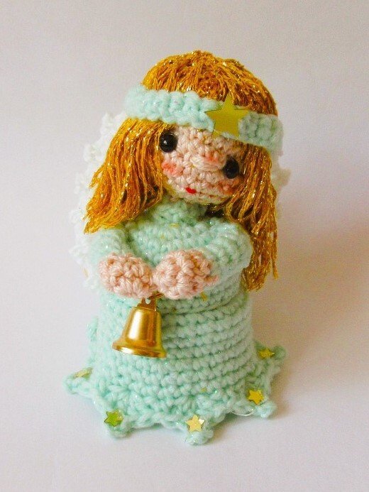 Gehäkeltes Amigurumi-Engelchen in Mintgrün mit kleinem Glöckchen